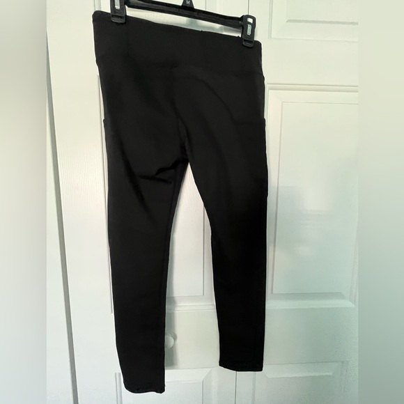 TrueFeat Black Leggings with Pockets - Picture 2 of 7